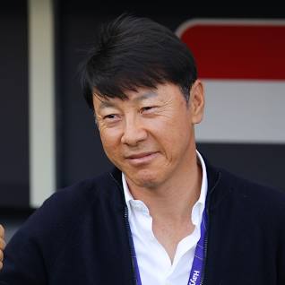 DOHA, QATAR - JANUARY 28: Shin Tae-Yong, Head Coach of Indonesia, looks on prior to kick-off ahead of the AFC Asian Cup Round of 16 match between Australia and Indonesia at Jassim Bin Hamad Stadium on January 28, 2024 in Doha, Qatar. (Photo by Lintao Zhang/Getty Images)